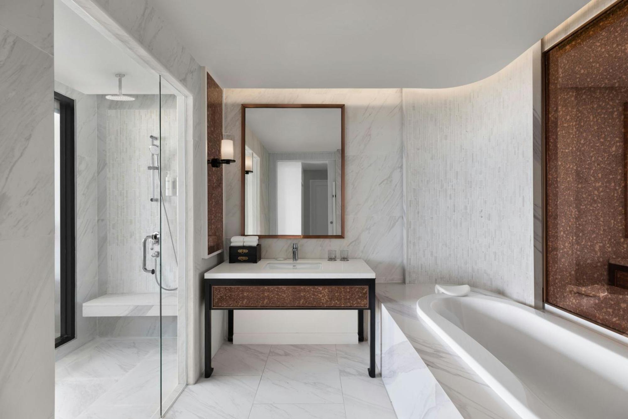 Courtyard By Marriott Phuket Town Hotel Екстериор снимка