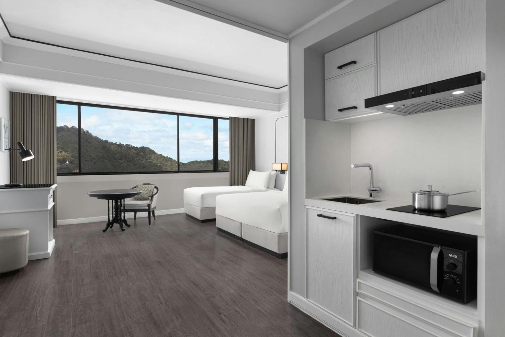 Courtyard By Marriott Phuket Town Hotel Екстериор снимка