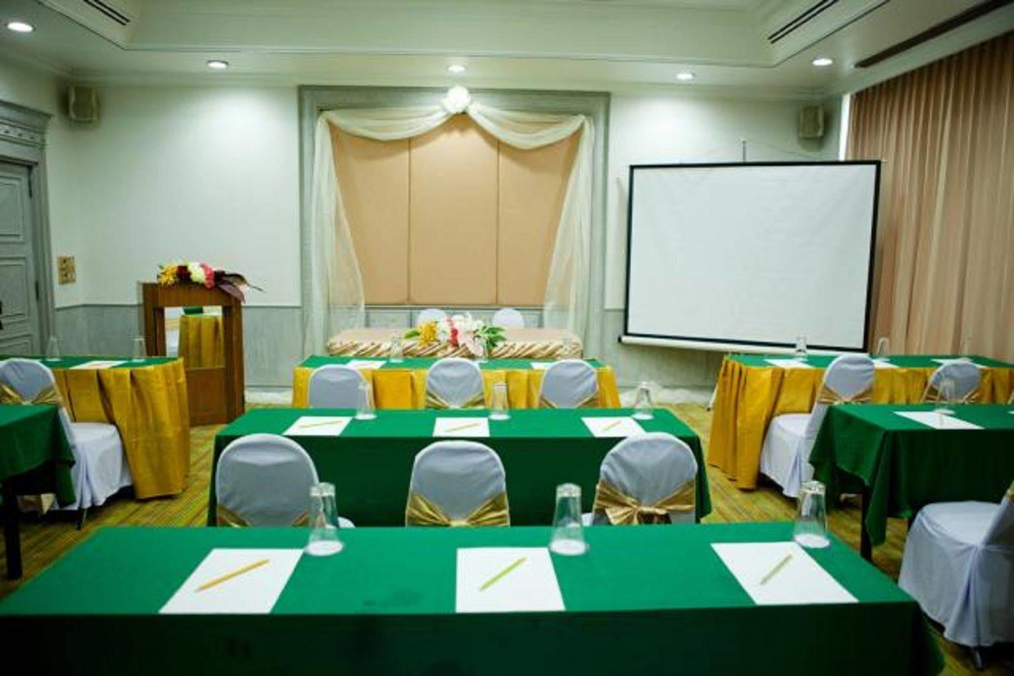 Courtyard By Marriott Phuket Town Hotel Екстериор снимка