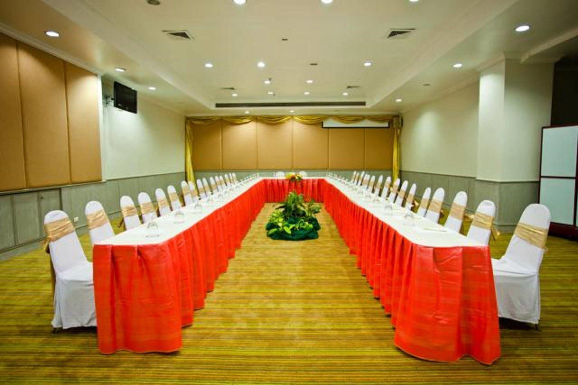 Courtyard By Marriott Phuket Town Hotel Екстериор снимка